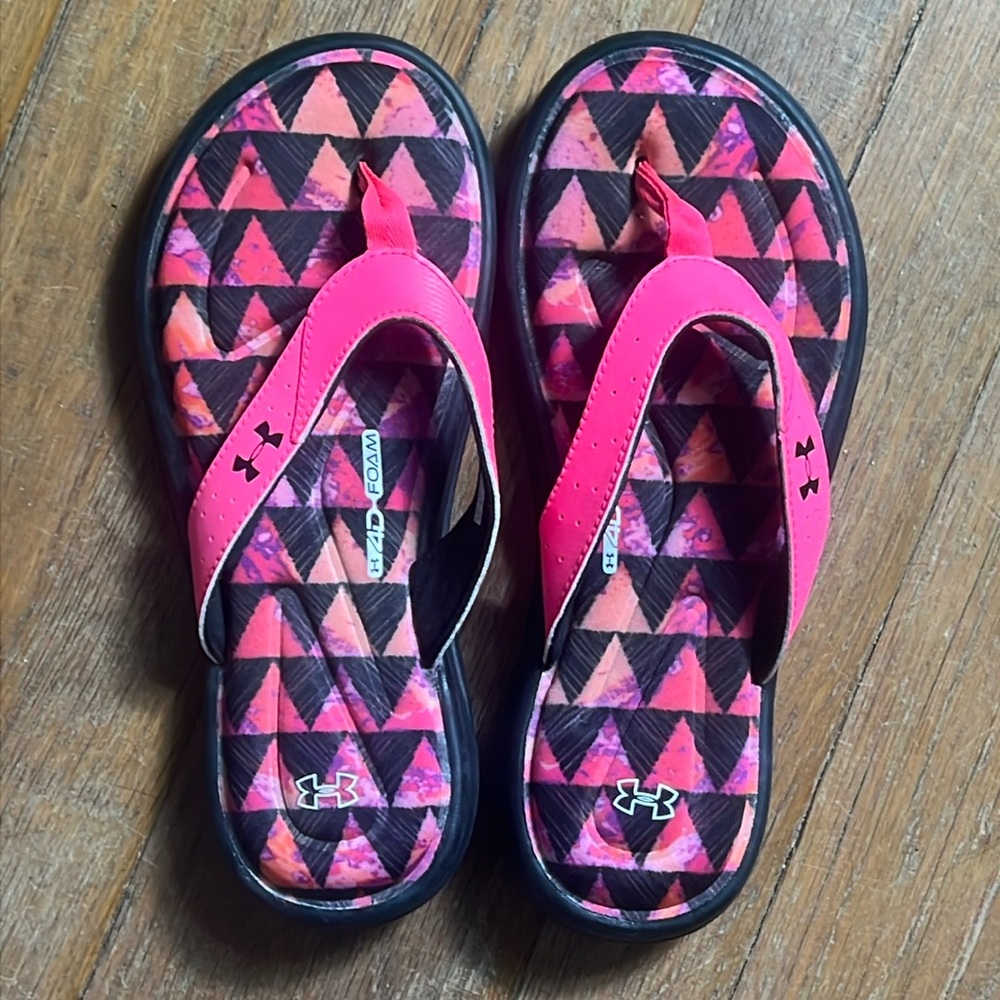 Under Armour 4D Foam Flip Flops Size 5Y. Hot Pink Excellent condition.